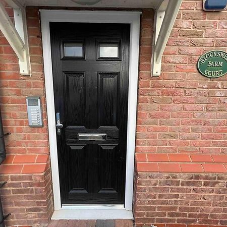 Viking Apartment Cronton Exterior photo
